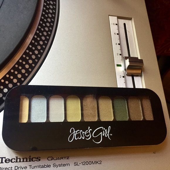 💘HP💘 New! Jesse’s Girl Mod Eyeshadow Collection - Picture 3 of 4